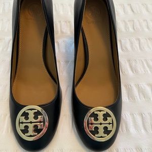 Tory Burch Logo Black Leather Pumps